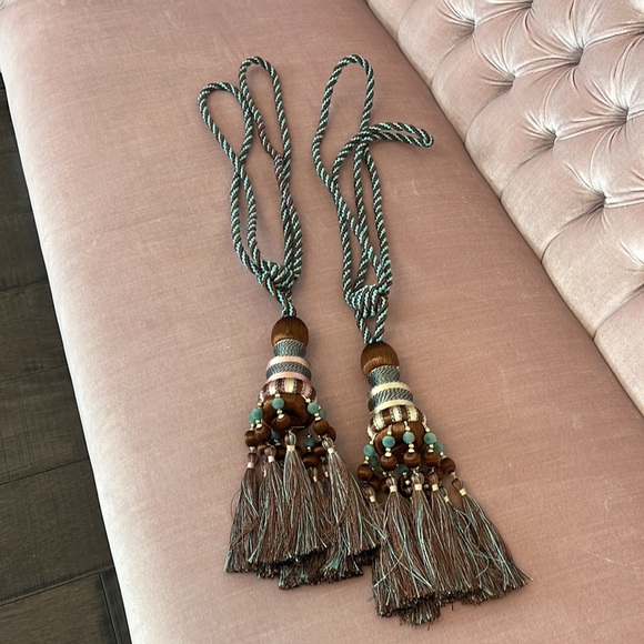 SET OF 2 DRAPE TIES WITH TASSELS - Picture 7 of 17